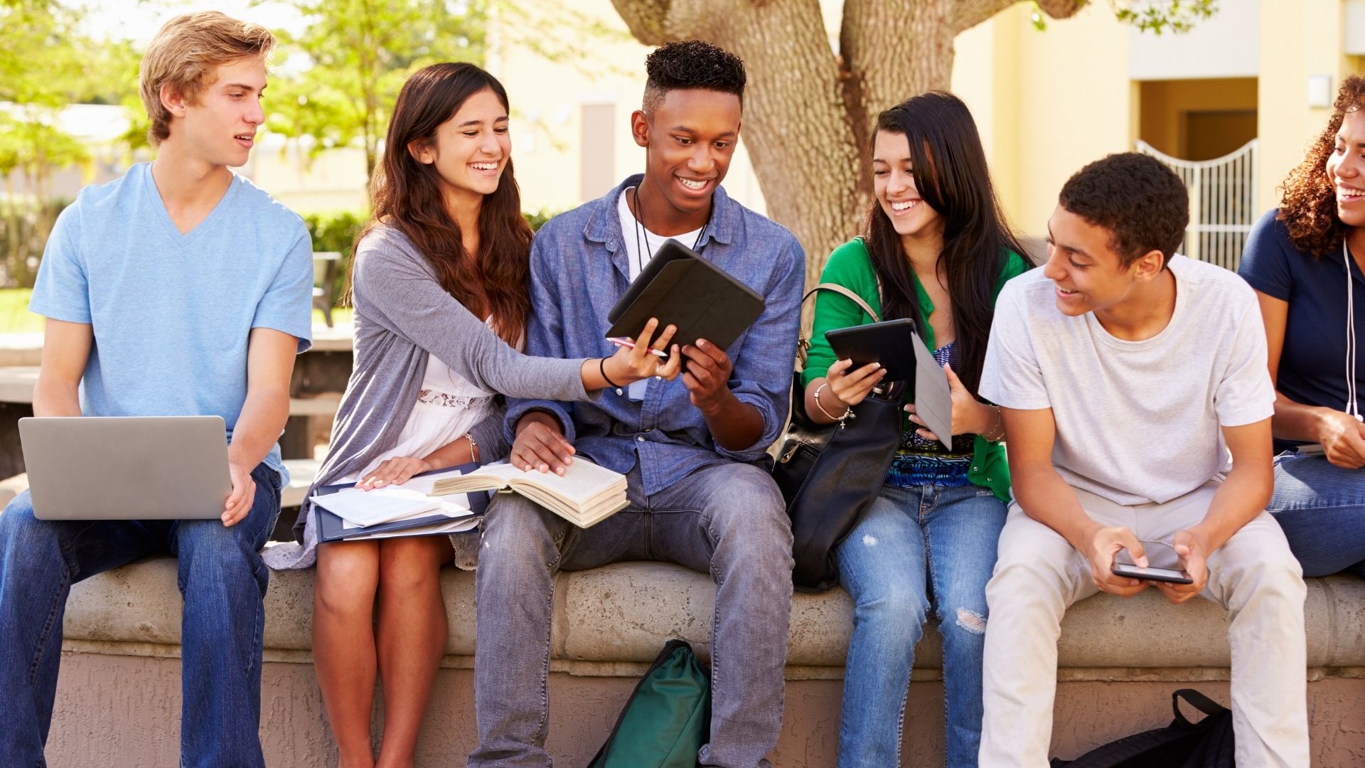 6 maneiras de como o ensino médio é diferente da universidade