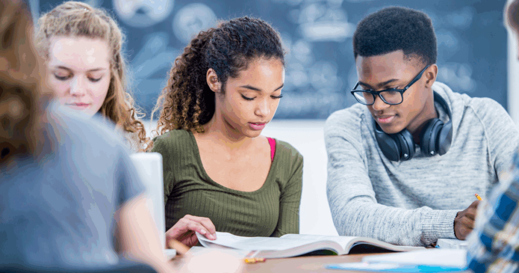 estudantes do ensino médio americano no Brasil estudando com livros