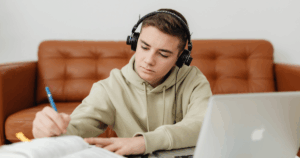 aluno estudando em plataforma educacional do Genium High School
