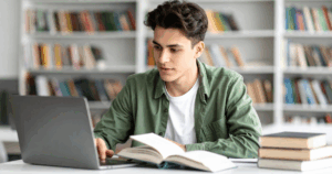 aluno do Genium High School estudando em notebook e se preparando para ingressar em universidades internacionais