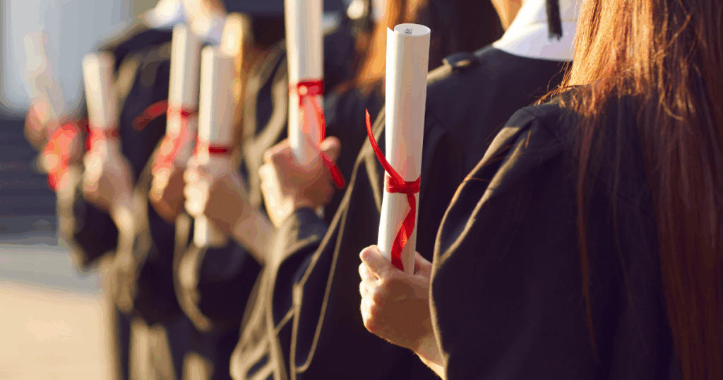 aluno recebendo high school diploma reconhecido internacionalmente