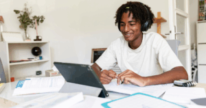 estudante utilizando um tablet durante atividade de aprendizagem na escola americana em São Paulo