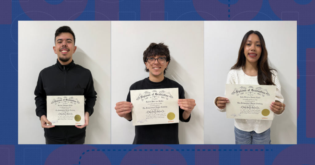 alunos do Genium High School recebendo diplomas após a conclusão da formação internacional