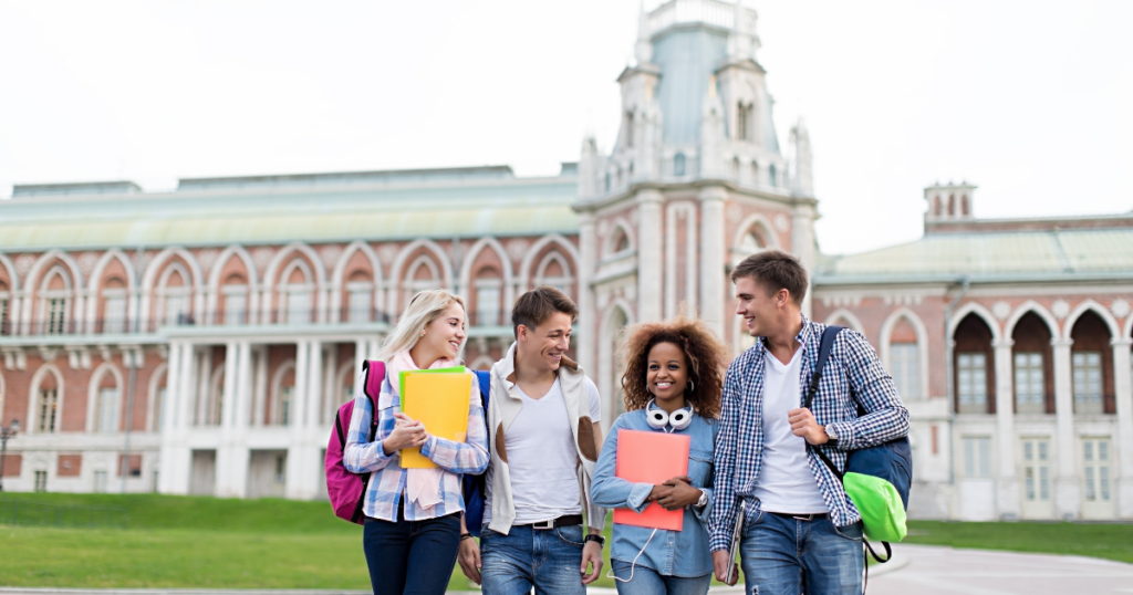 alunos universitários em um campus de faculdade