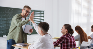 professor e alunos em sala de aula de escola internacional