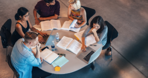 estudantes reunidos para estudar e escolher uma disciplina eletiva durante o High School