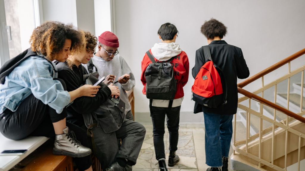 estudantes conversando e reunidos em ambiente escolar 