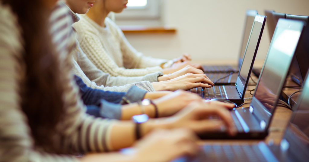 alt text: alunos estudando disciplinas eletivas em notebooks