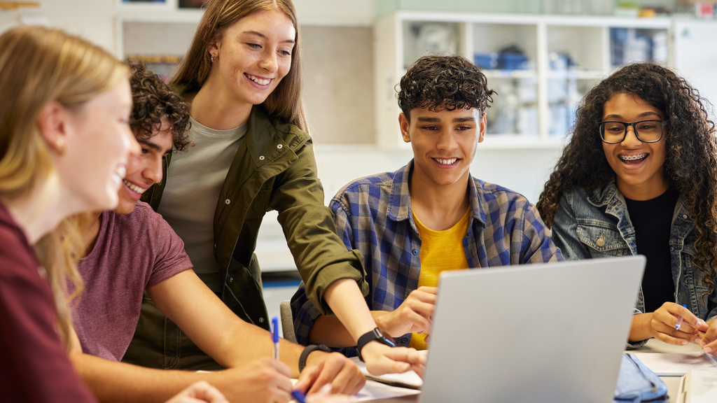 alt text: alunos estudando inglês para o TOEFL iBT em sala de aula