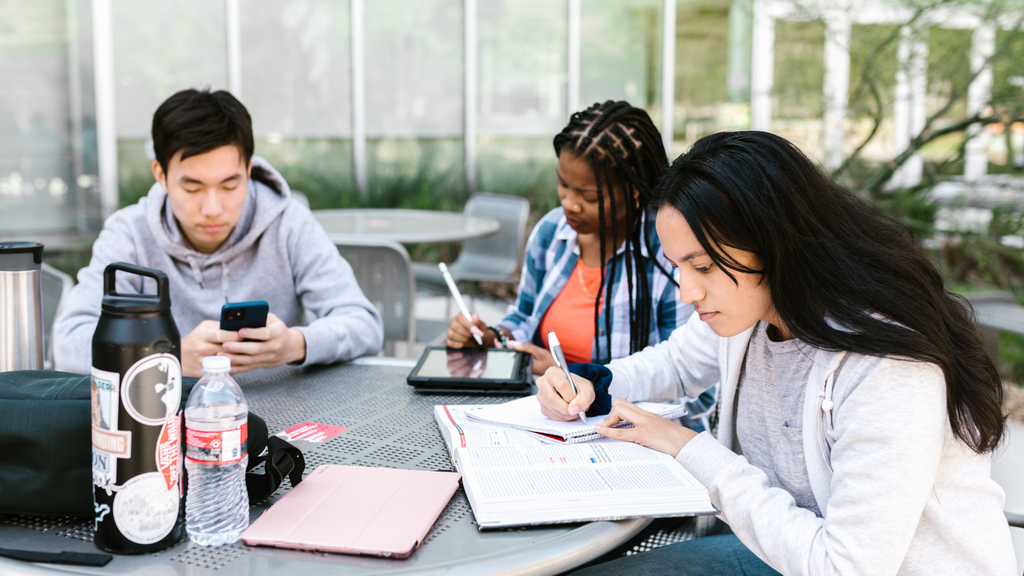 estudantes se preparando para o TOEFL iBT em grupo