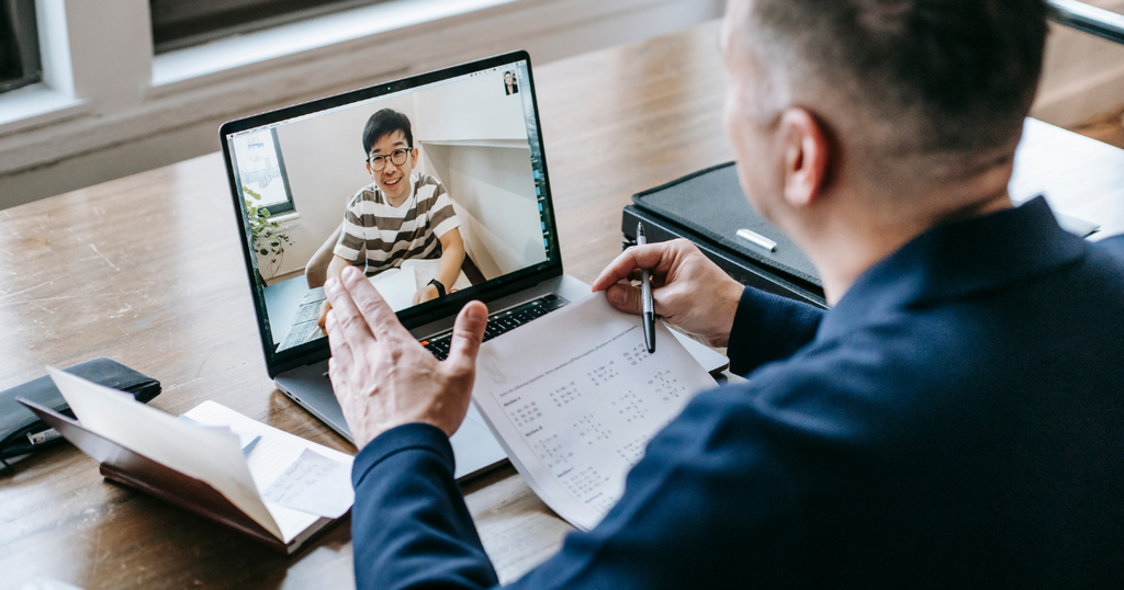 alt text: estudante conversa com um Counseling por videochamada durante o planejamento de College Applications para universidades internacionais