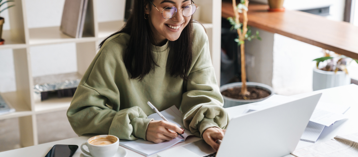 aluna estudando em plataforma educacional online com notebook