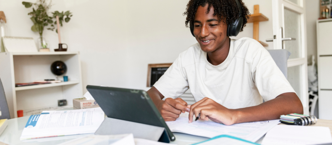 estudante utilizando um tablet durante atividade de aprendizagem na escola americana em São Paulo