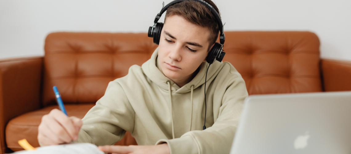 aluno estudando em plataforma educacional do Genium High School