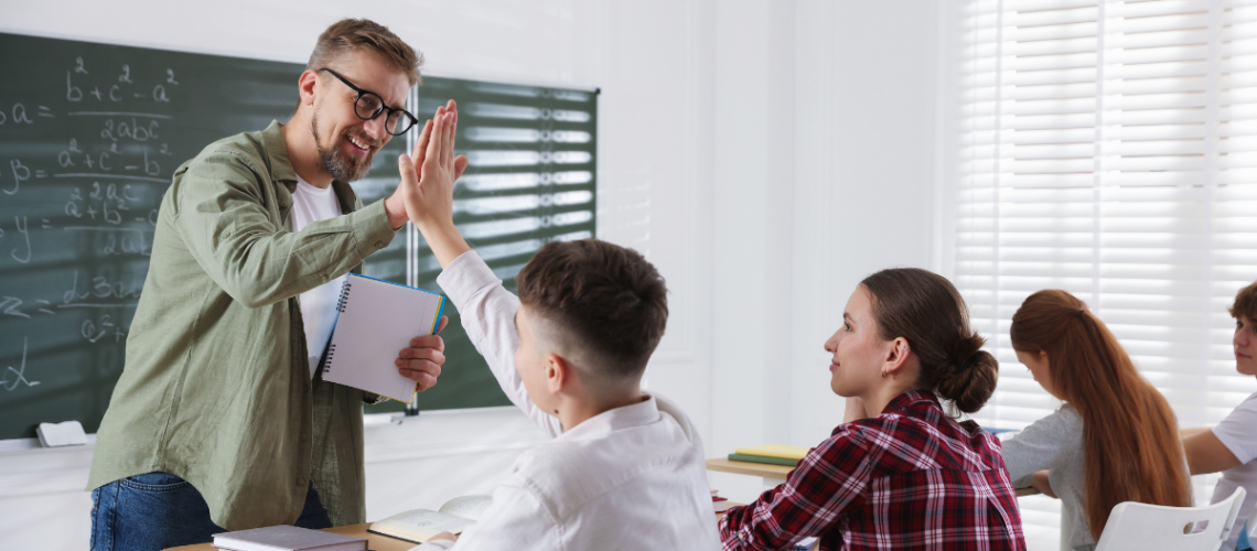 professor e alunos em sala de aula de escola internacional