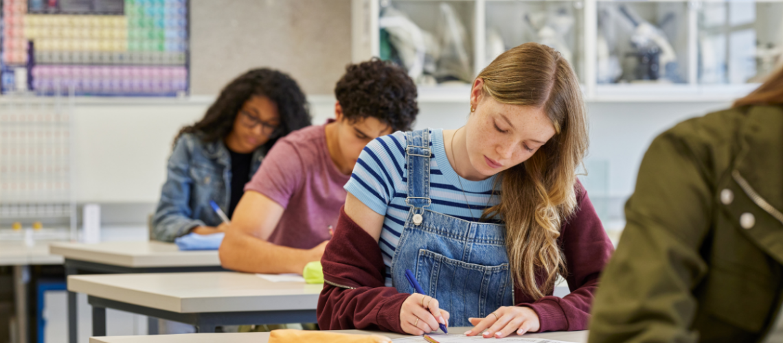 alunos estudando juntos para o TOEFL iBT