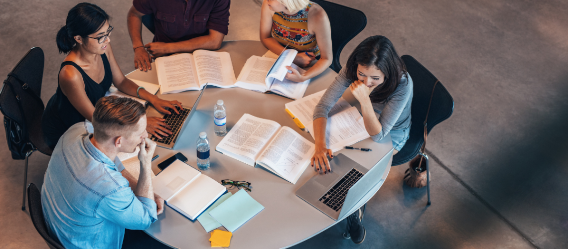 estudantes reunidos para estudar e escolher uma disciplina eletiva durante o High School